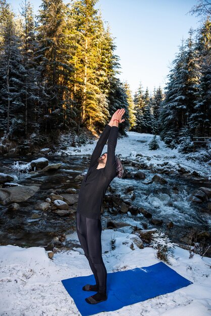 Yoga de motivation sur la nature sauvage près de la rivière