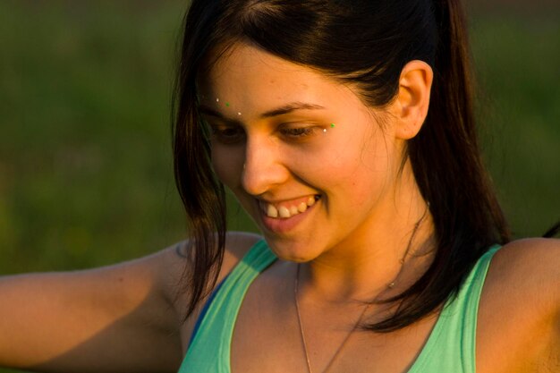 Yoga en plein air Jeune femme faisant des exercices de yoga Portrait de femme souriante et regardant vers le bas