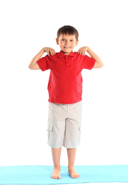 Yoga pour enfants. Le petit garçon fait de l'exercice