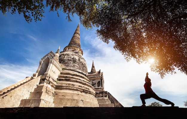 Yoga près du temple en Thaïlande