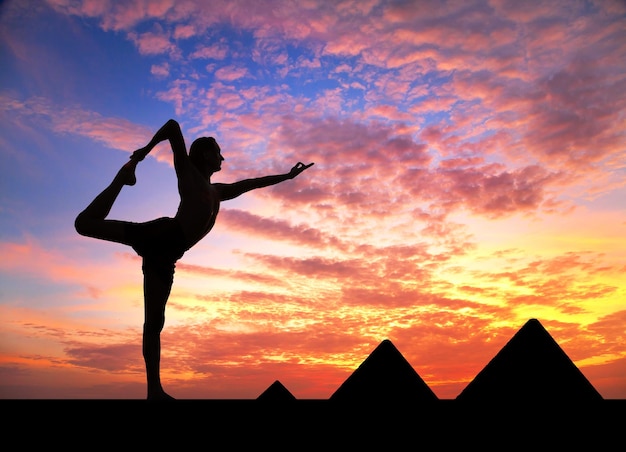 Yoga près des pyramides égyptiennes