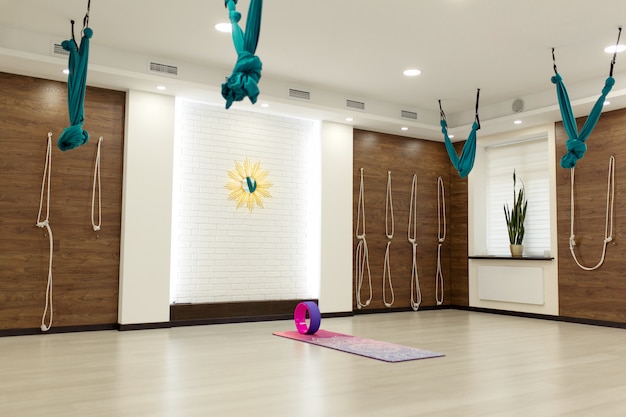 Yoga vide et salle de fitness