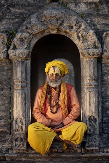 Photo yogi assis en prière dans le temple de pashupatinath népal de katmandou, napal 20/3/2017