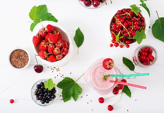 Yogourt avec des baies. Petit-déjeuner d&#39;été. Petit-déjeuner sain. Nourriture de remise en forme.