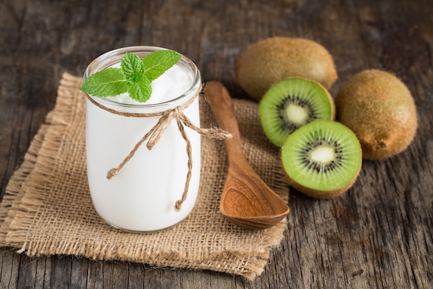 Yogourt en bouteilles de verre sur la vieille table en bois