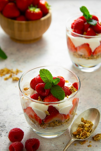 Yogourt étagé, granola et fruits, fraise et framboise