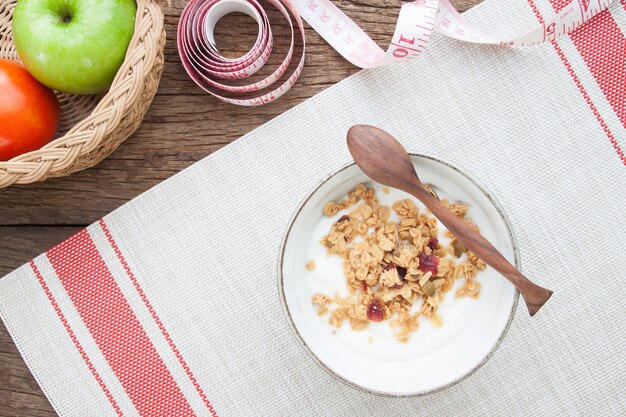 Yogourt avec granola dans un bol