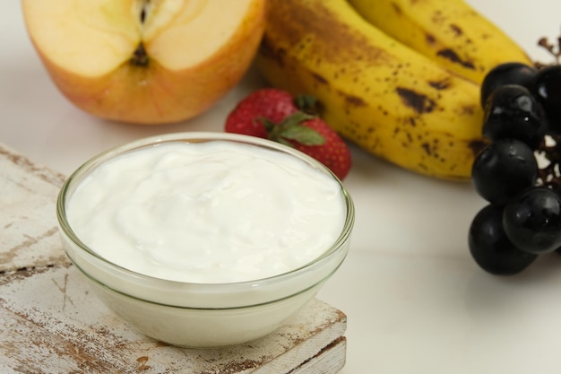 Yogourt grec dans un bol en verre