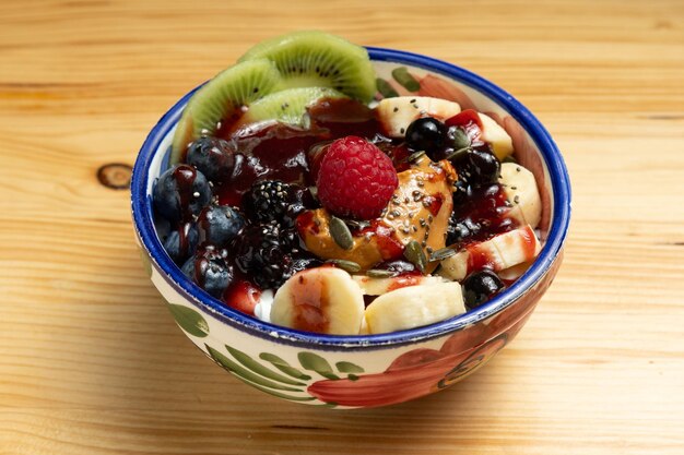 Yogourt grec sain avec des fruits