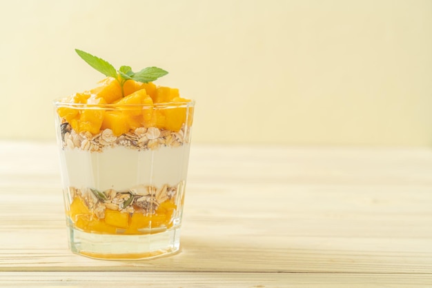 Yogourt à la mangue avec granola