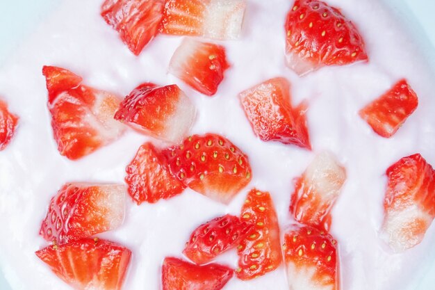 Yogourt mousse aux fraises avec morceaux de fruits. Fermer.