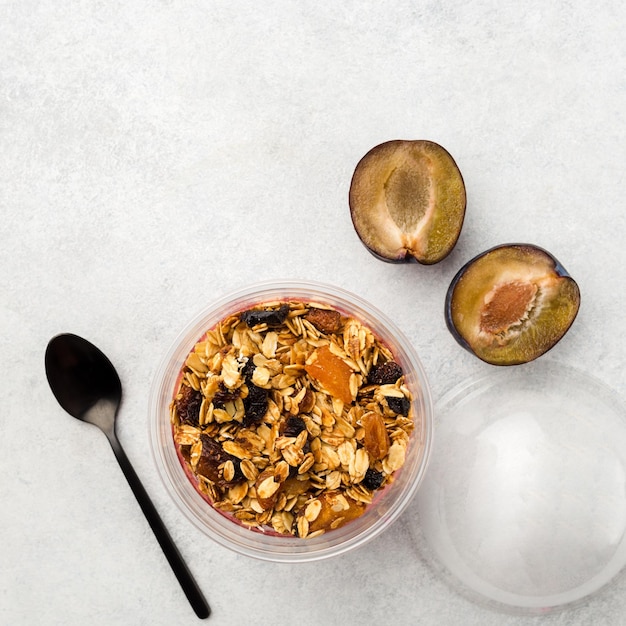 Yogourt nature avec granola dans un verre en plastique