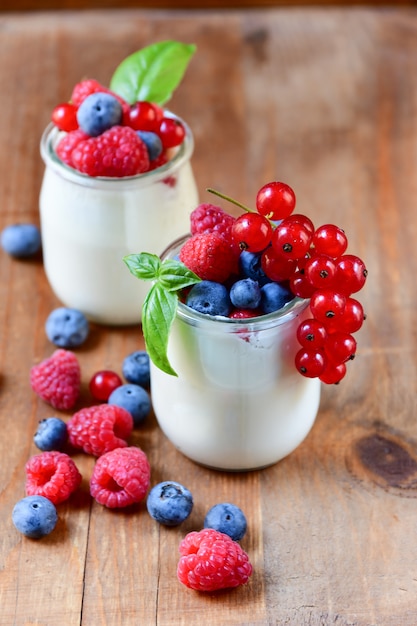 yogourt de régime avec framboises et mûres