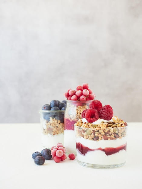 Yogourt savoureux aux baies et granola