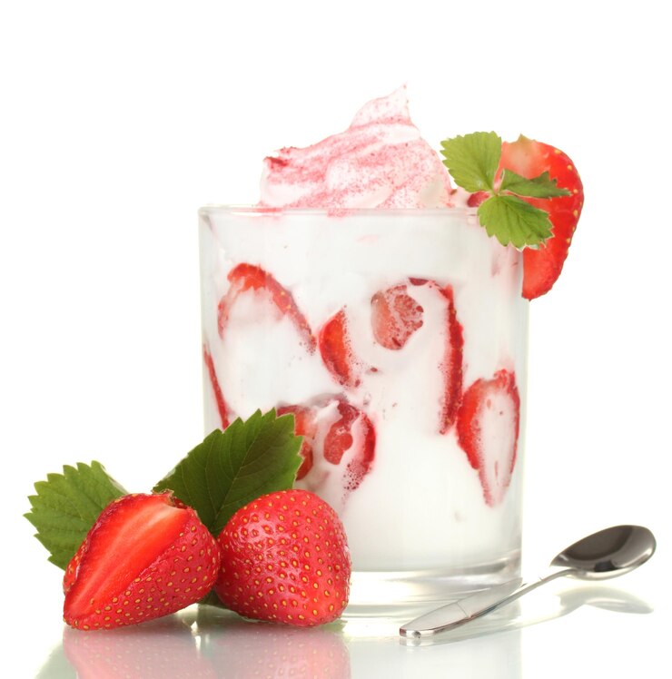Photo yogourt savoureux en verre et fraises isolés sur blanc