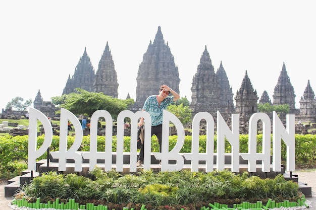 Yogyakarta juillet 2021 Jeune homme posant avec le temple de Prambanan en arrière-plan