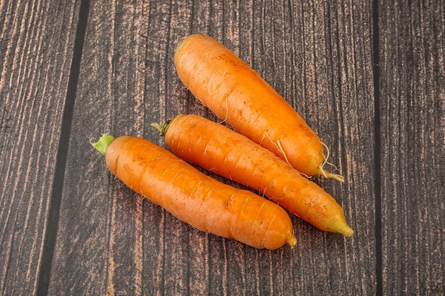 Yoiung est un tas de carottes crues naturelles et biologiques