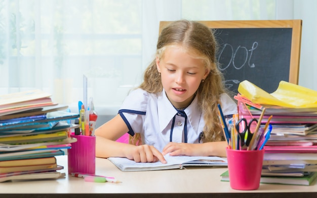 Yong School Girl fait ses devoirs