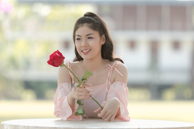 yooung asiat avec concept de rose valentine