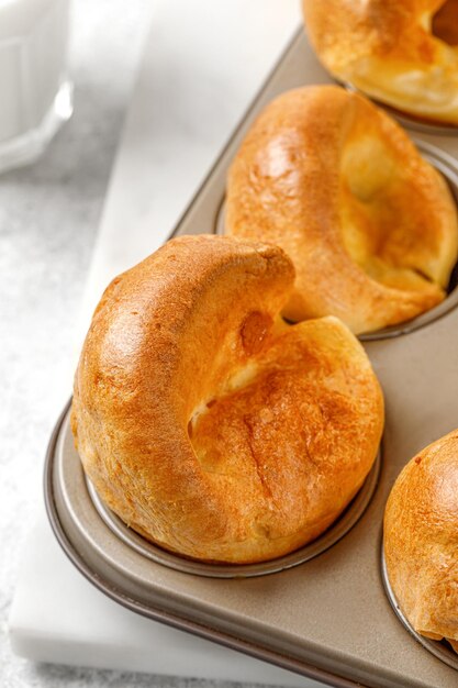 Yorkshire pudding anglais dans un plat allant au four dans des moules à muffins en gros plan de la cuisine traditionnelle britannique faite maison