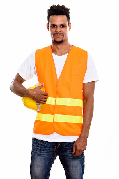 Young African man construction worker holding casque de sécurité isolé sur blanc