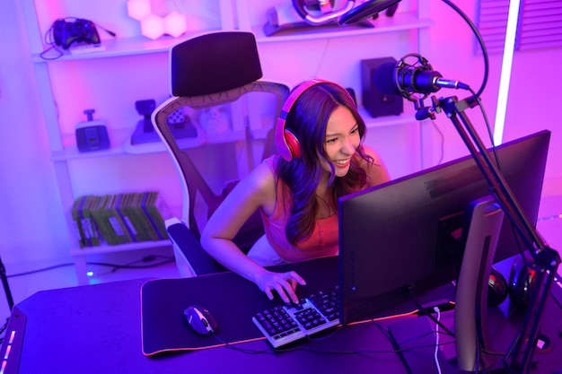 Young Asian Pretty Woman Pro Gamer diffuse en direct en chantant et en discutant avec ses fans à la maison