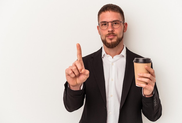Young business man holding café à emporter isolé sur fond blanc montrant le numéro un avec le doigt.