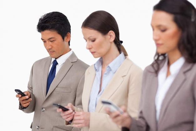 Young businessteam avec leurs téléphones portables