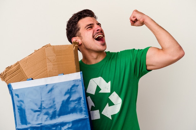 Young caucasian man recyclage carton isolé sur fond blanc