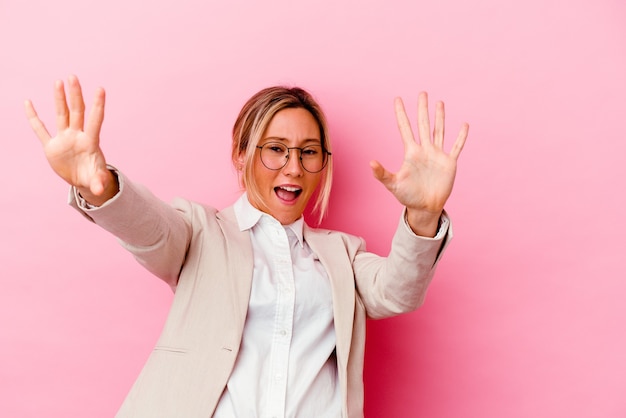 Young Caucasian Mixed Race Business Woman Isolated On Pink Wall étant Choqué En Raison D'un Danger Imminent