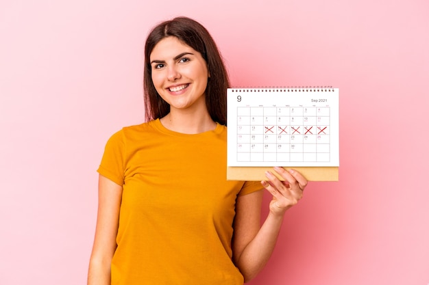 Young Caucasian Woman Holding Calendrier Isolé Sur Mur Rose Heureux, Souriant Et Joyeux