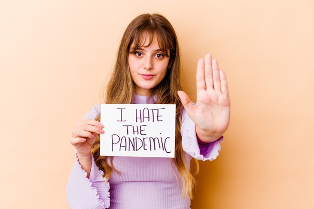 Photo young caucasian woman holding a je déteste la pancarte pandémique isolée