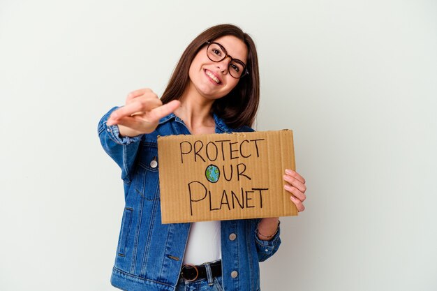 Young caucasian woman holding protéger notre planète placard isolé