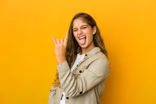 Young caucasian woman montrant rock geste avec les doigts