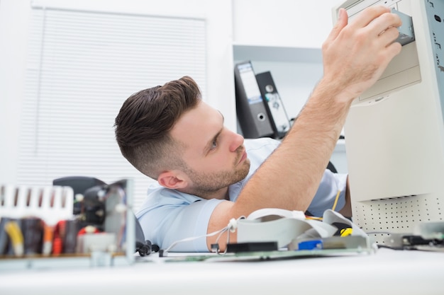 Young it professionnel de réparation cpu sur le bureau