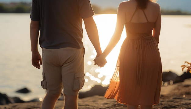 Young Love Holding Hands CloseUp et regards intimes