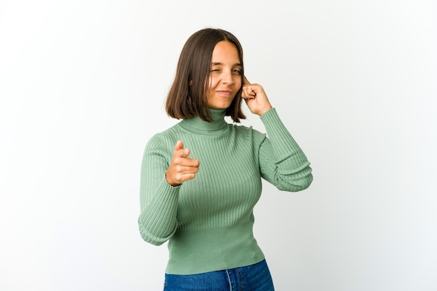 Young mixed race woman pointant le temple avec le doigt, pensant, concentré sur une tâche