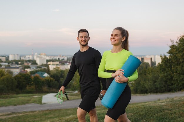 Young Pare pratique des sports de plein air