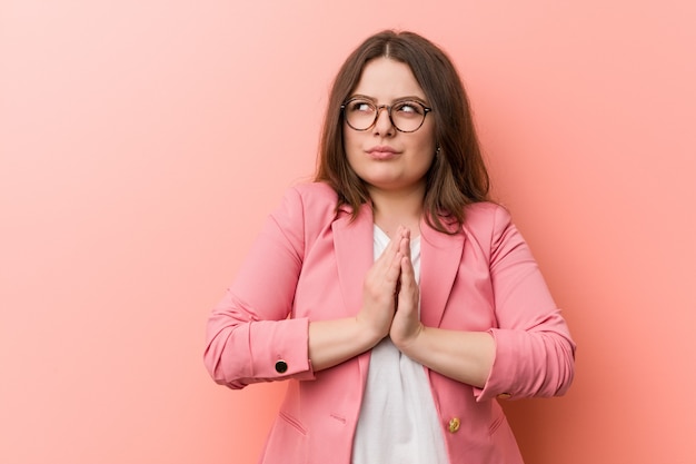 Young plus size business caucasian woman making up plan à l'esprit, la mise en place d'une idée.