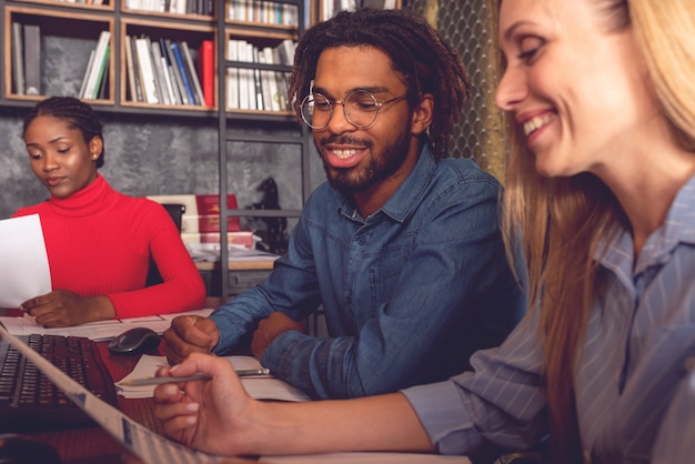 Photo young smiling business man and woman working together in the office analyse les résultats positifs obtenus