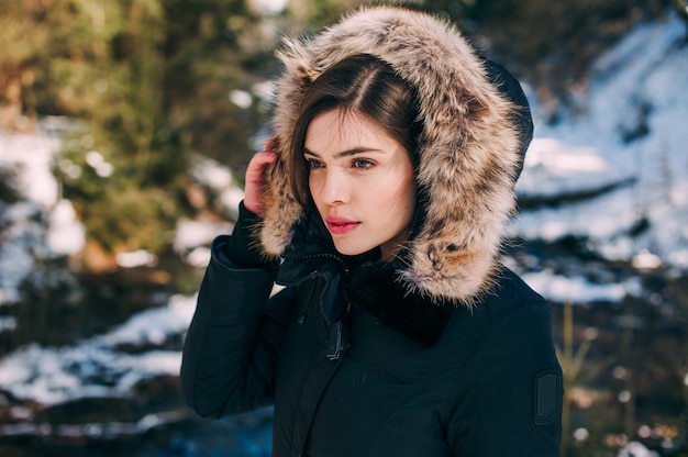 Young Smiling Girl dans son hiver Warm Clothing