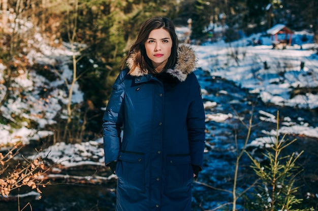 Young Smiling Girl dans son hiver Warm Clothing