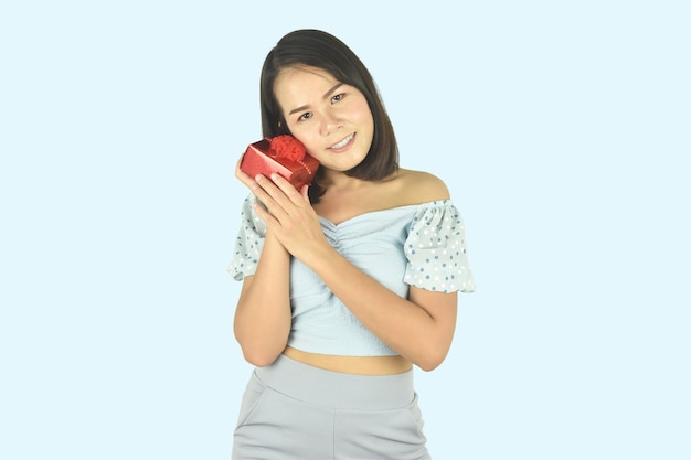 Young woman hugging red gift box Présent pour anniversaire Saint Valentin Noël Nouvel An concept