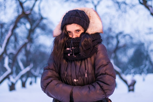 Youngemalerost girleeling froid à l'extérieur sur une saison d'hiver