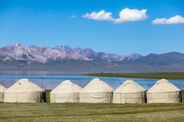 Yourtes kirghizes au bord du lac de montagne