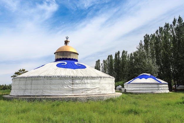 Yourtes mongoles sur le pré avec ciel bleu