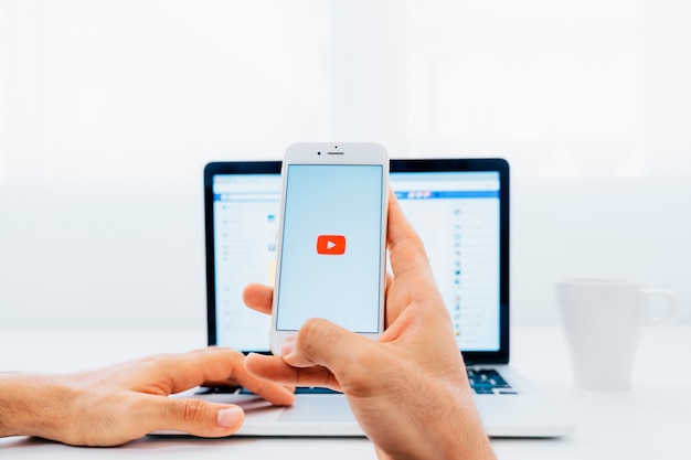Youtube sur le téléphone et facebook sur l'ordinateur portable