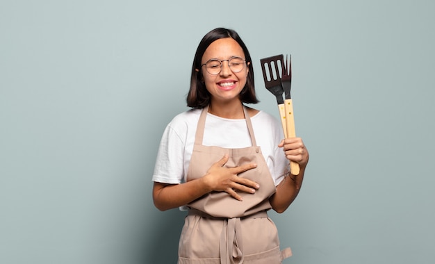 Yoyoung jolie womanung femme hispanique riant à haute voix à une blague hilarante, se sentir heureux et joyeux, s'amuser