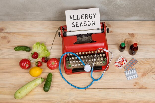 Ypewriter avec texte Allergie saison stéthoscope légumes fruits baies et pilules