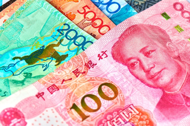 Yuan chinois et tenge kazakh.